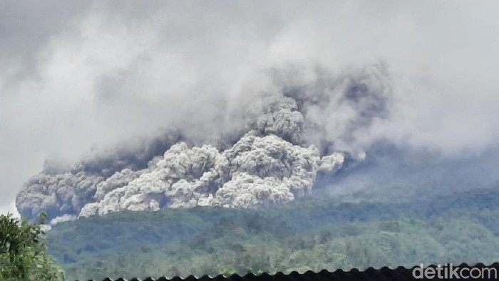 Gunung Merapi erupsi, dilihat dari Ngrangkah, Umbulharjo, Cangkringan, Kabupaten Sleman, Rabu (27/1/2021).