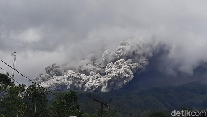 Gunung Merapi erupsi, dilihat dari Ngrangkah, Umbulharjo, Cangkringan, Kabupaten Sleman, Rabu (27/1/2021).