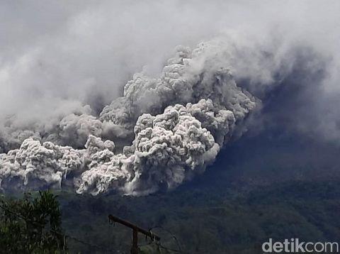 Gunung Merapi erupsi Rabu (27/1) siang ini. Warga yang berada di kawasan rawan bencana pun turun untuk mengevakuasi diri ke tempat yang lebih aman.