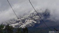 Saat erupsi, sirene yang berada di Ngrangkah dibunyikan. Selanjutnya, relawan bergeser ke tempat aman. Warga di sekitar Ngrangkah pun kemudian keluar dari rumah memantau kondisi Merapi. Sementara itu, saat Gunung Merapi erupsi, angin bertiup dari sisi barat ke timur. Hingga saat ini belum ada laporan hujan abu vulkanik. Pihak BPPTKG diketahui belum memberikan keterangan resmi terkait erupsi siang ini.