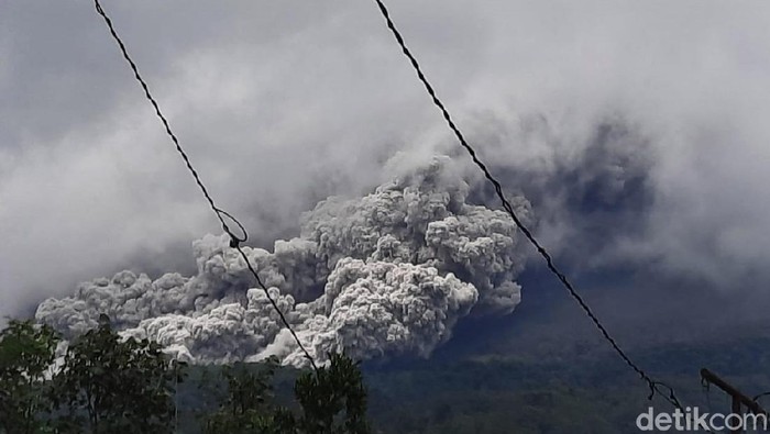 Gunung Merapi erupsi Rabu (27/1) siang ini. Warga yang berada di kawasan rawan bencana pun turun untuk mengevakuasi diri ke tempat yang lebih aman.