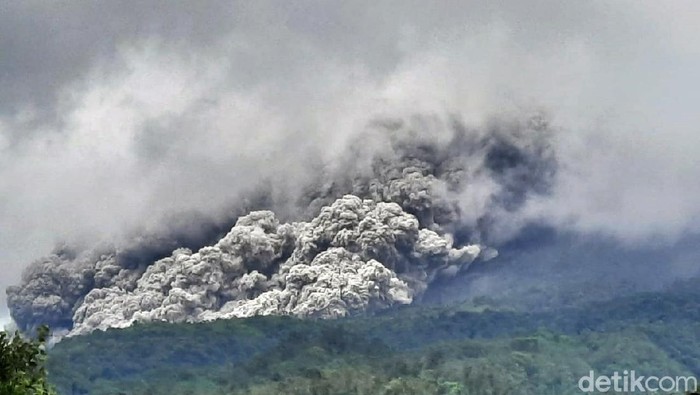 Gunung Merapi Erupsi Siang Ini, Begini Potretnya Gunung Merapi erupsi Rabu (27/1) siang ini. Warga yang berada di kawasan rawan bencana pun turun untuk mengevakuasi diri ke tempat yang lebih aman.