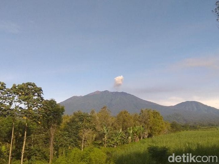 Gunung Raung erupsi dan mengeluarkan suara gemuruh. Suara gemuruh itu juga terdengar oleh warga di kaki gunung.