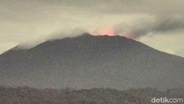 Gunung Raung erupsi hingga saat ini. Pos Pengamatan Gunung Api (PPGA) Raung mengamati adanya suara gemuruh dalam aktivitas vulkanik pagi tadi.