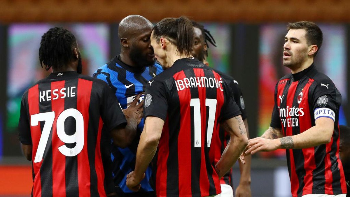 Zlatan Ibrahimovic dibela oleh seluruh pemain AC Milan. (Foto: Getty Images/Marco Luzzani)