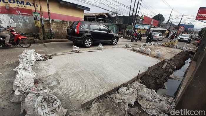 Jalan Caman Raya, Bekasi.