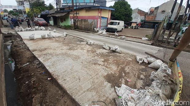 Jalan Caman Raya, Bekasi.