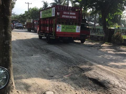 Jalan Lubuk Pakam-Galang di Sumatera Utara rusak