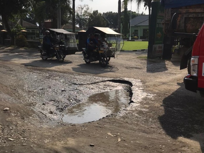 Jalan Lubuk Pakam-Galang di Sumatera Utara rusak
