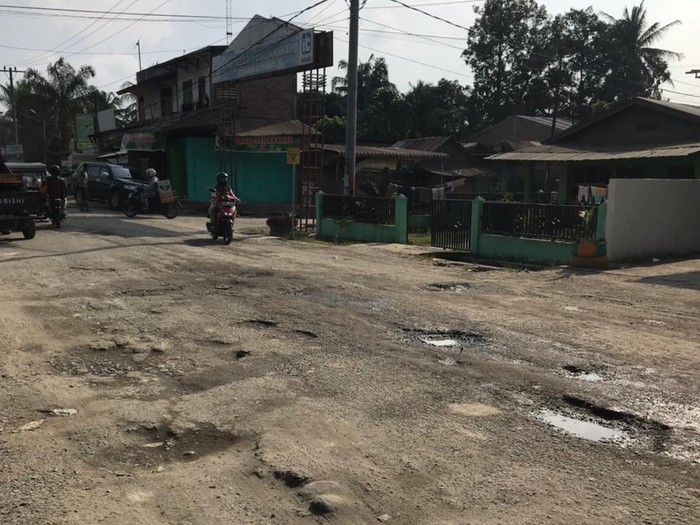 Jalan Lubuk Pakam-Galang di Sumatera Utara rusak