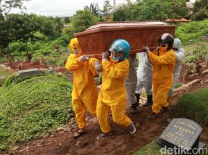 Tukang Jasa Pikul Jenazah COVID-19 di Bandung Mogok, Keluarga Terpaksa Gotong Sendiri