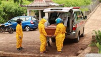 Akibatnya jenazah COVID-19 yang datang sempat tertahan di area masuk TPU. Pantauan dettikcom, pukul 12.20 WIB, ambulans yang membawa peti jenazah COVID-19 datang. Ambulans tersebut tertahan di pintu masuk TPU Cikadut hampir selama 15 menit.