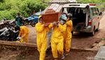 Tukang Pikul Mogok Kerja, Keluarga Gotong Sendiri Jenazah COVID-19