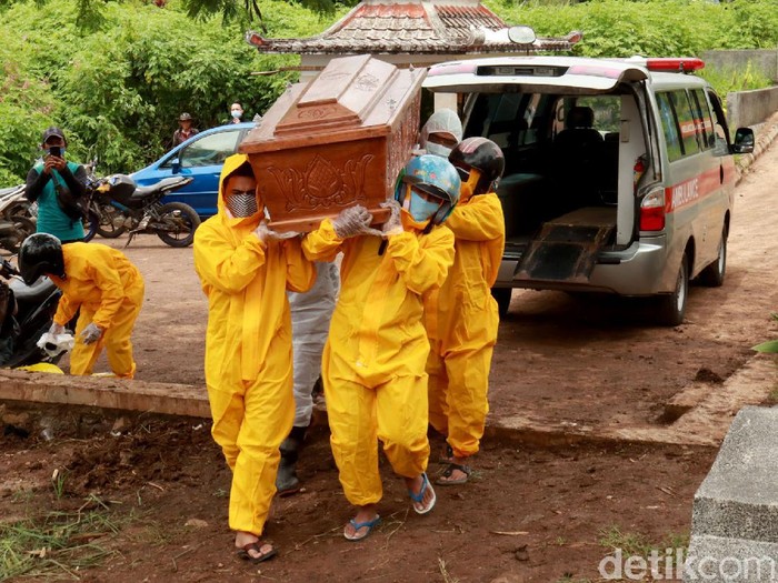 Tukang pikul peti jenazah COVID-19 di TPU Cikadut Bandung tak beroperasi hari ini. Keluarga pun memikul sendiri peti jenazah pasien COVID-19 untuk dimakamkan.