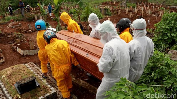 Tukang pikul peti jenazah COVID-19 di TPU Cikadut Bandung tak beroperasi hari ini. Keluarga pun memikul sendiri peti jenazah pasien COVID-19 untuk dimakamkan.