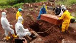 Tukang Pikul Mogok Kerja, Keluarga Gotong Sendiri Jenazah COVID-19