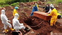 Meski para tukang ini mengaku tidak mematok harga, namun biasanya mereka sudah menawarkan sebuah harga yang bisa dinegosiasi oleh keluarga almarhum.