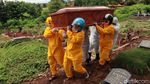 Tukang Pikul Mogok Kerja, Keluarga Gotong Sendiri Jenazah COVID-19