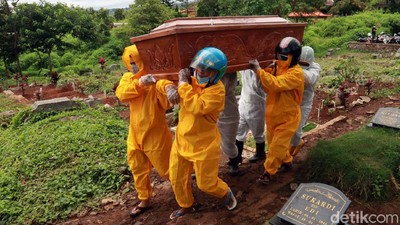 Tukang Pikul Mogok Kerja, Keluarga Gotong Sendiri Jenazah COVID-19
