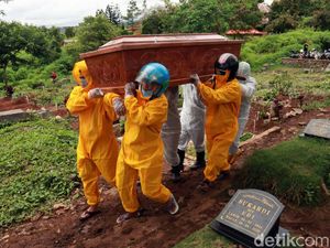 Tukang Pikul Jenazah COVID-19 Direkrut Pemkot Bandung