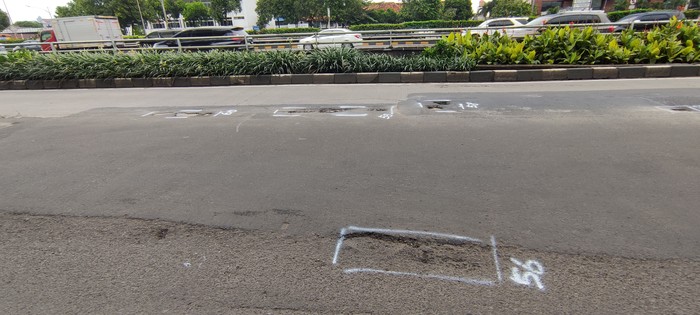 Jl MT Haryono ke arah Pancoran masih bopeng-bopeng