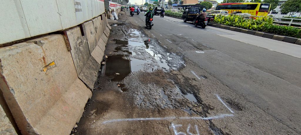 Jl MT Haryono ke arah Pancoran masih bopeng-bopeng.