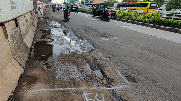 Jl MT Haryono ke arah Pancoran masih bopeng-bopeng.