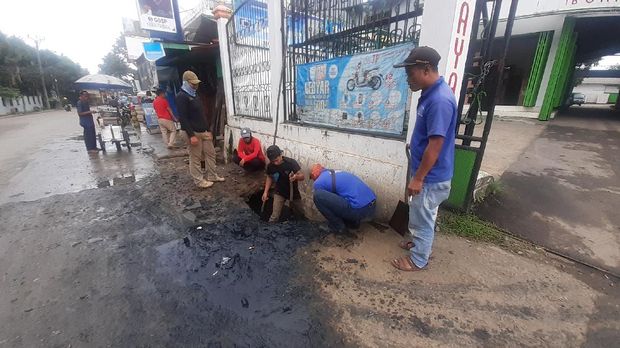 Jl Raya Cikaret Bogor yang rusak mulai diperbaiki (Foto: Afzal/detikcom)
