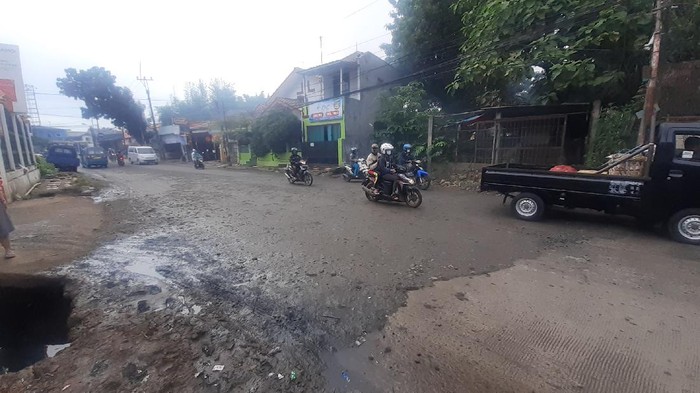 Jl Raya Cikaret Bogor yang rusak mulai diperbaiki (Foto: Afzal/detikcom)