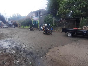 Hore! Jalan Raya Cikaret Bogor yang Rusak Diperbaiki, Termasuk Drainase