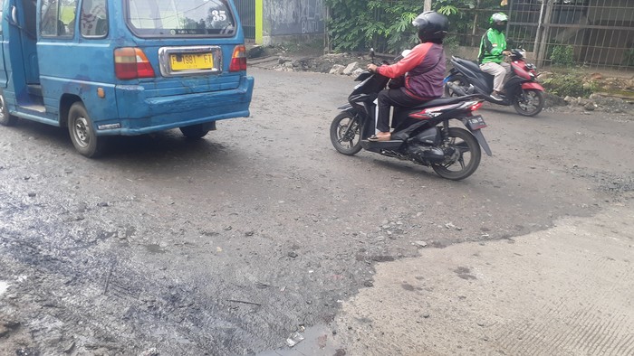 Jl Raya Cikaret Bogor yang rusak mulai diperbaiki (Foto: Afzal/detikcom)