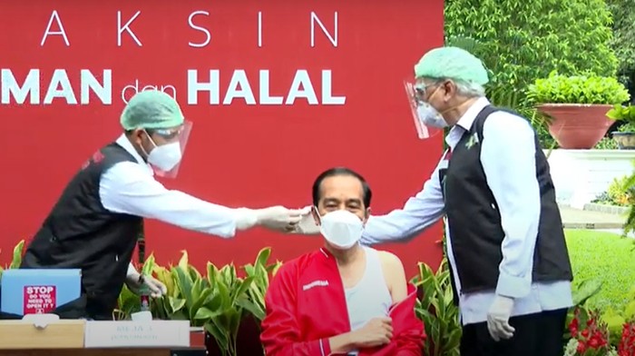 Jokowi Jalani Vaksinasi ke-2 di Istana, Begini Momennya