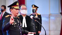 Pelantikan diawali dengan menyanyikan lagu Indonesia Raya. Kemudian dibacakan Keppres tentang pengangkatan Listyo Sigit Prabowo menjadi Kapolri.
