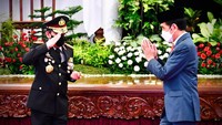 Jokowi mengucapkan selamat kepada Kapolri Jenderal Listyo Sigit Prabowo.