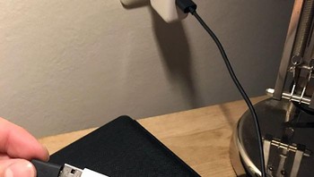 Ibu mertua saya terus mengeluh barangnya tidak dapat di-charge, tulis netizen sembari membagikan foto ini. Foto: gumball_Jones via Bored Panda