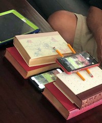 Teknologi berkembang dengan begitu cepat, maka tak heran jika orang tua terkadang masih suka gagal paham dengan barang elektronik. Begini jadinya.