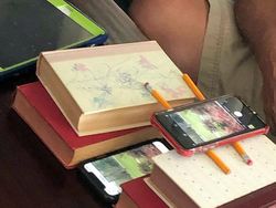 Kocak! 10 Kejadian Lucu Orangtua vs Teknologi