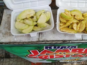 Krenyes Segar Rujak Jambu Kristal yang Lagi Hits di Ciamis