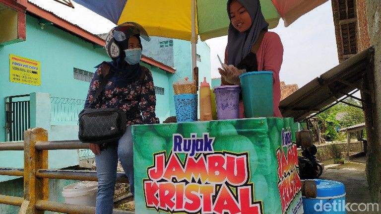 Krenyes Segar Rujak Jambu Kristal yang Lagi Hits di Ciamis