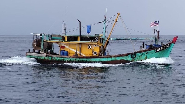 Kementerian Kelautan dan Perikanan (KKP) Bertempur selama kurang lebih 5 hari dengan para pencuri ikan yang menggunakan kapal asing berbendera Malaysia di perairan RI.