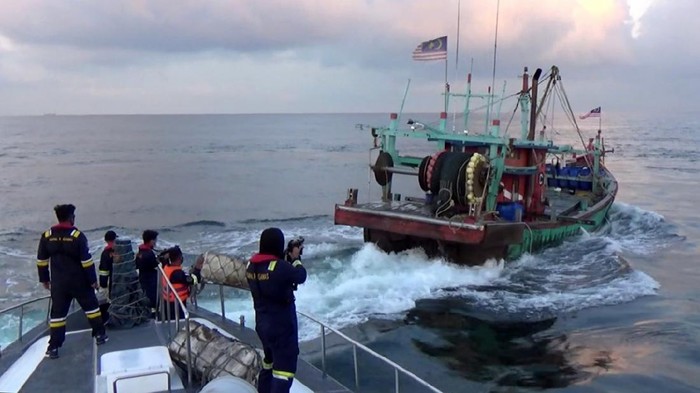 Kementerian Kelautan dan Perikanan (KKP) Bertempur selama kurang lebih 5 hari dengan para pencuri ikan yang menggunakan kapal asing berbendera Malaysia di perairan RI.