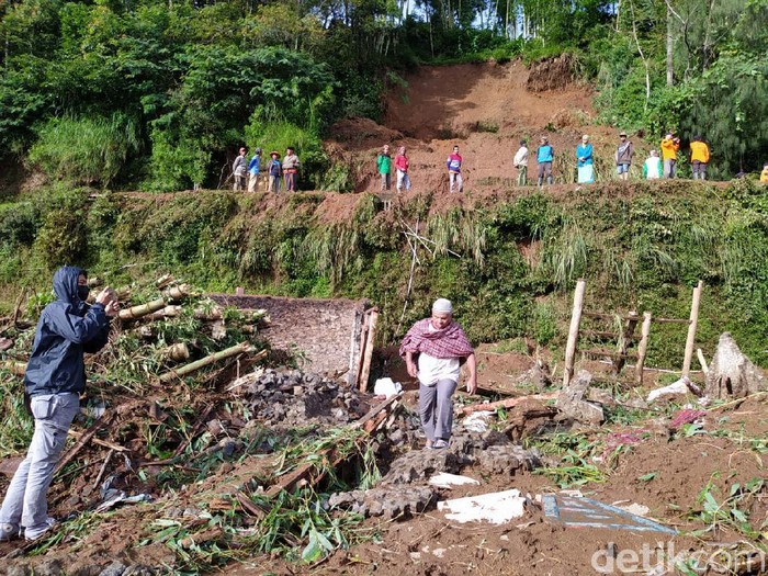 Longsor di Kecamatan Kaliangkrik, Kabupaten Magelang, Selasa (26/1/2021).