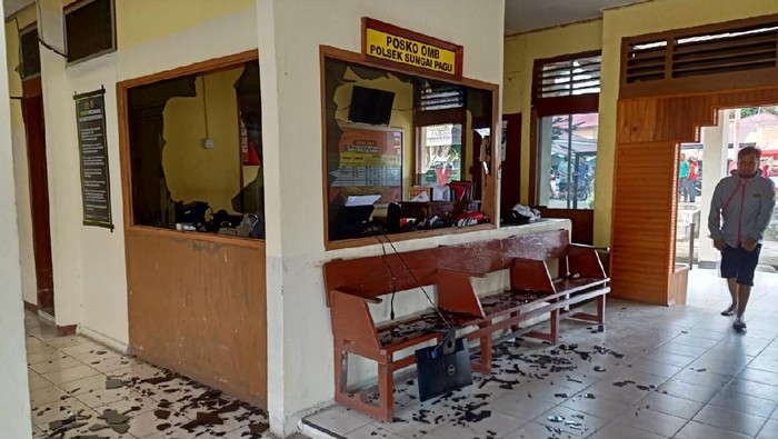 Mapolsek Sungai Pagu Solok Selatan diserang sekelompok massa, Rabu (27/1/2021).