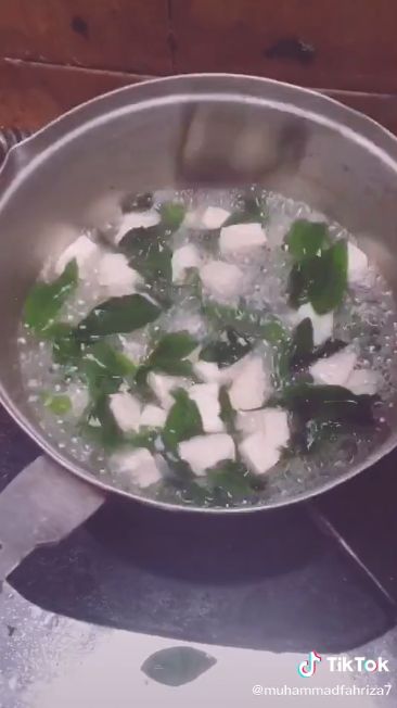 Suami Tabah Masak di Tengah Banjir untuk Istri yang Baru Melahirkan