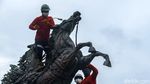 Melihat Perawatan Patung Kuda yang Ikonik di Ibu Kota