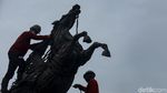 Melihat Perawatan Patung Kuda yang Ikonik di Ibu Kota
