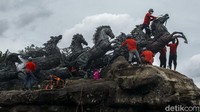 Petugas sedang melakukan perawatan dan pemeliharaan Patung Arjuna Wijaya di kawasan Jakarta, Rabu (27/1/2021).