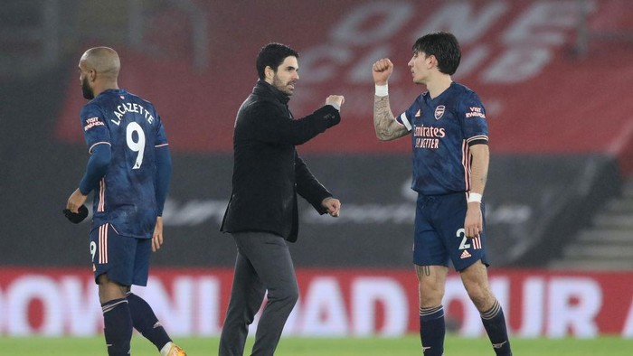 SOUTHAMPTON, ENGLAND - JANUARY 26: Mikel Arteta, Manager of Arsenal and Hector Bellerin of Arsenal interact after the Premier League match between Southampton and Arsenal at St Marys Stadium on January 26, 2021 in Southampton, England. Sporting stadiums around the UK remain under strict restrictions due to the Coronavirus Pandemic as Government social distancing laws prohibit fans inside venues resulting in games being played behind closed doors. (Photo by Naomi Baker/Getty Images)