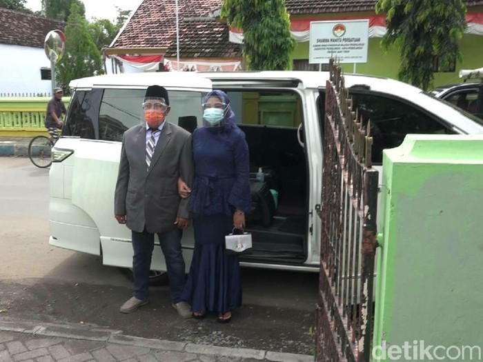 Untuk pertama kalinya, mobil dinas Wali Kota Probolinggo jadi kendaraan nikah warganya. Seperti apa keseruannya?