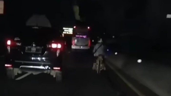 Motor Masuk Tol Jakarta-Cikampek Malam-malam